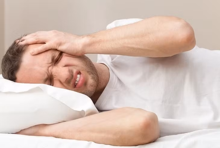 Đau đầu, chóng mặt và mệt mỏi vào buổi sáng có thể là dấu hiệu cho thấy bạn bị huyết áp cao. Ảnh minh họa: Shutterstock.