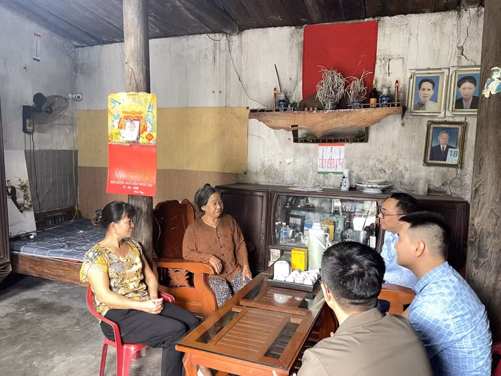 Gia đình bà Tạ Thị Lý (phường Cẩm Phú, TP Cẩm Phả) được hỗ trợ sửa nhà bị ảnh hưởng bởi cơn bão số 3.