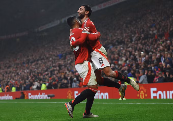 Fernandes (số 8) chia vui với Casemiro sau khi Man Utd nâng tỷ số lên 2-0. Ảnh: Reuters