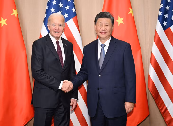 Chủ tịch Trung Quốc Tập Cận Bình (phải) và Tổng thống Mỹ Joe Biden tại cuộc gặp ở Lima, Peru, ngày 16/11/2024. Ảnh: THX/TTXVN