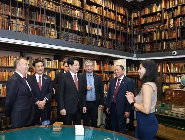 Chủ tịch nước Lương Cường, Chủ tịch Thượng viện Chile José García Ruminot và các đại biểu thăm Trụ sở Quốc hội Chile. (Ảnh: Lâm Khánh/TTXVN)