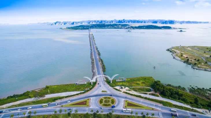 Đảo Tuần Châu được kết nối với đất liền, tạo sự thuận tiện cho du khách đến với đảo.