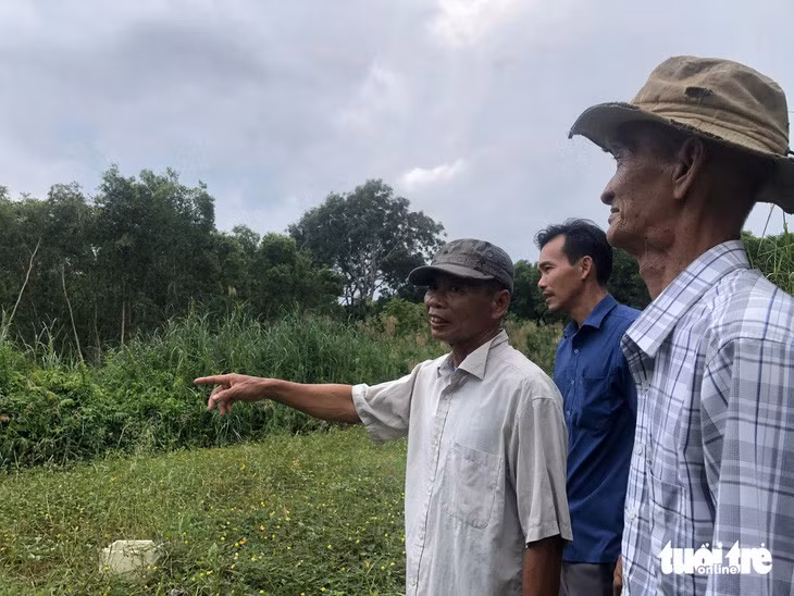 Ông Trần Hồng Đảo, ngụ huyện An Minh, tỉnh Kiên Giang (áo trắng, hàng đầu) đề nghị tỉnh Kiên Giang cho bà con trồng cây keo lai thay cây tràm để có thu nhập - Ảnh: BỬU ĐẤU