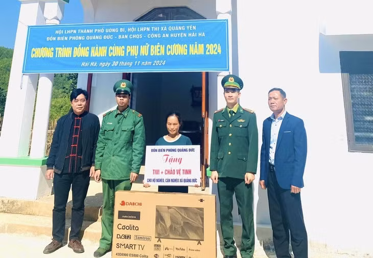 Đồn biên phòng Quảng Đức đã trao tặng 1 chiếc ti vi và chảo bắt sóng vệ tinh cho gia đình chị Tằng Tài Múi