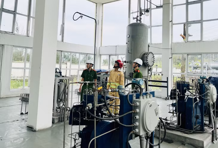 Cảnh sát PCCC&CNCH Công an tỉnh kiểm tra an toàn PCCC tại Công ty CP Nhiệt điện Quảng Ninh.