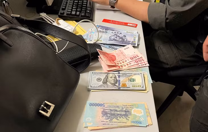 Chiếc túi cùng nhiều loại tiền trị giá hơn 88 triệu đồng bị bỏ quên ở sân bay Nội Bài. Ảnh: Quốc Dũng