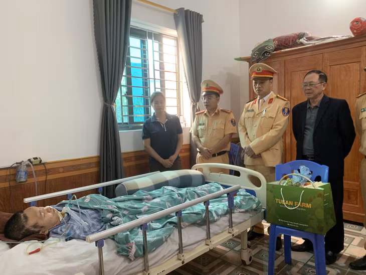 Lực lượng CSGT thăm, tặng quà anh Lê Duy Lực, sinh năm 2004, trú tại khu 4, phường Đức Chính, TP Đông Triều.