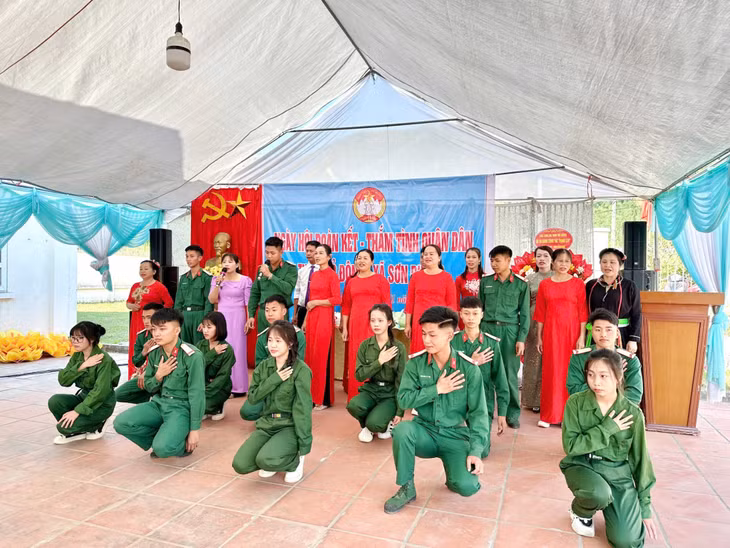 Hội viên phụ nữ xã Sơn Dương (TP Hạ Long) phối hợp tham gia hoạt động văn nghệ mừng Ngày hội Đại đoàn kết toàn dân tại thôn Đồng Mỏ.