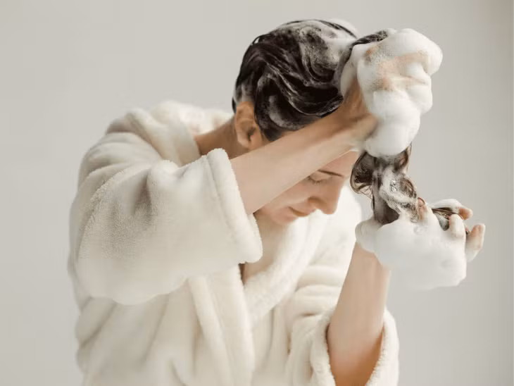 Khi gội đầu, nên tạo bọt cho dầu gội trước ở lòng bàn tay sau đó mới xoa lên tóc.