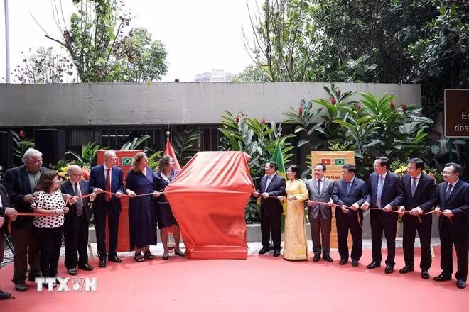 Thủ tướng Phạm Minh Chính và các đại biểu khánh thành biển kỷ niệm Chủ tịch Hồ Chí Minh tại thành phố Rio de Janeiro. (Ảnh: Dương Giang/TTXVN)