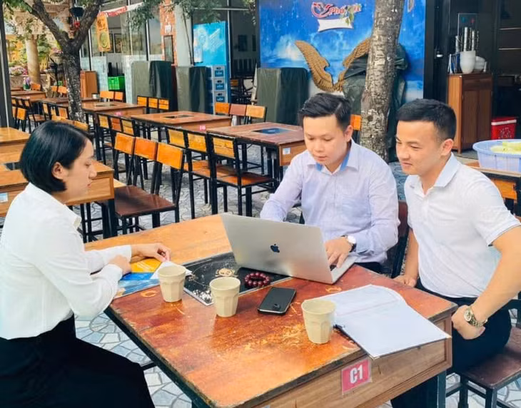 Lãnh đạo Công ty CP Giải pháp công nghệ số ATH giới thiệu giải pháp số tới khách hàng.