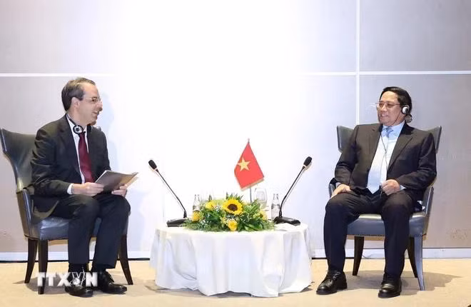 Thủ tướng Phạm Minh Chính tiếp ông José Serrador, Phó Chủ tịch Tập đoàn hàng không EMBRAER. (Ảnh: Dương Giang/TTXVN)
