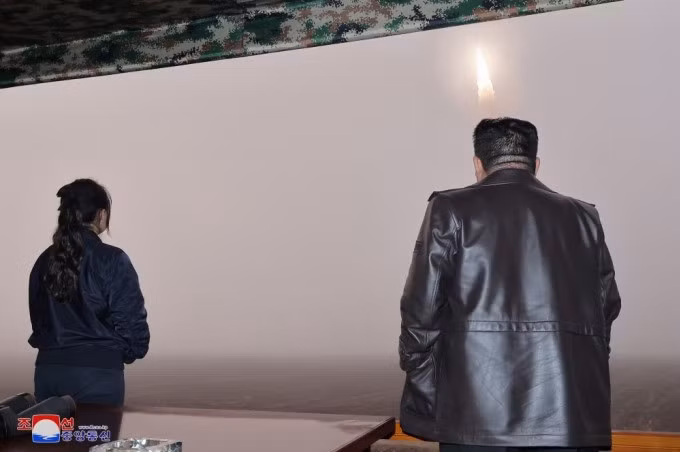 Ông Kim Jong-un và con gái theo dõi vụ phóng tên lửa Hwasong-19 ngày 31/10. Ảnh: KCNA