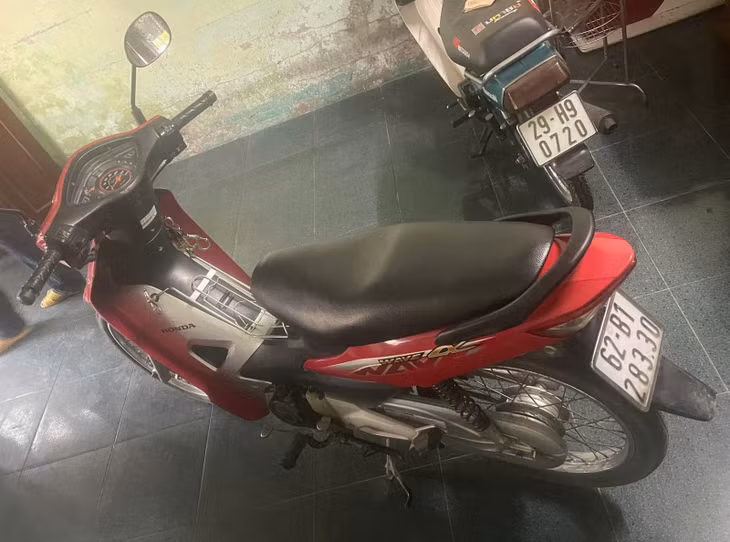 Công an huyện Bến Lức thu hồi tang vật.