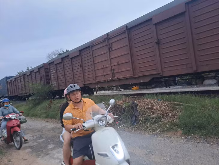 Hiện trường xảy ra vụ tai nạn giữa bé trai 7 tuổi và tàu hàng - Ảnh: THÁI TRINH