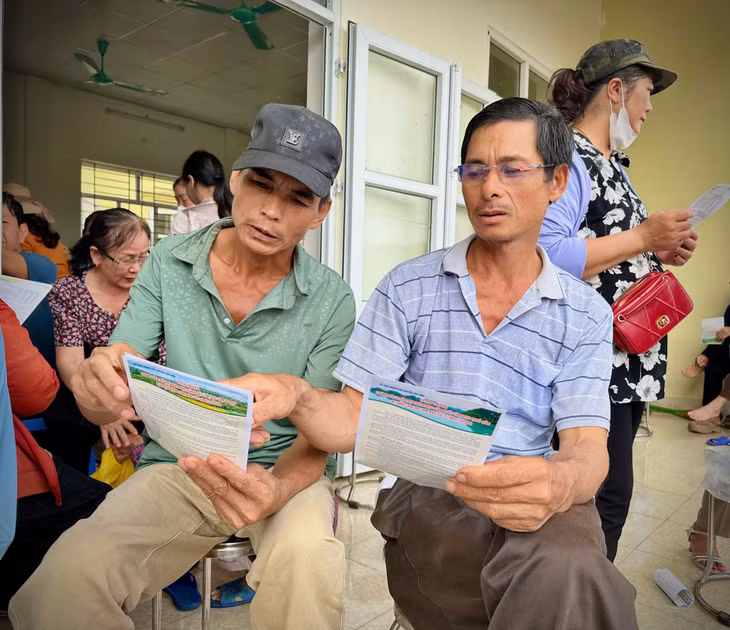 Người dân xã Bản Sen nghiên cứu cơ chế, chính sách hỗ trợ khôi phục sản xuất lĩnh vực thủy sản bị thiệt hại do cơn bão số 3 gây ra.