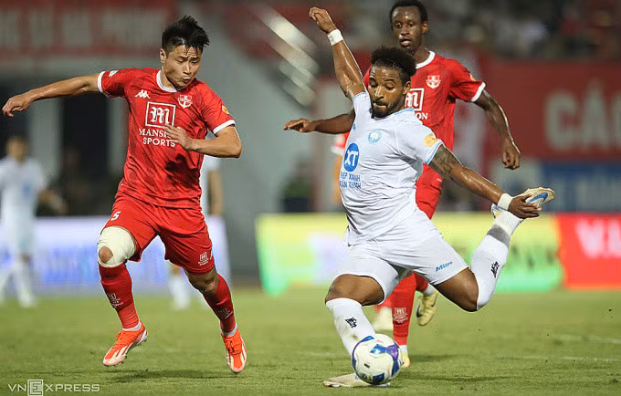 Xuân Son chơi năng nổ nhưng không thể ghi bàn khi Nam Định giành ba điểm ở vòng 6 V-League 2024-2025. Ảnh: Lâm Thỏa