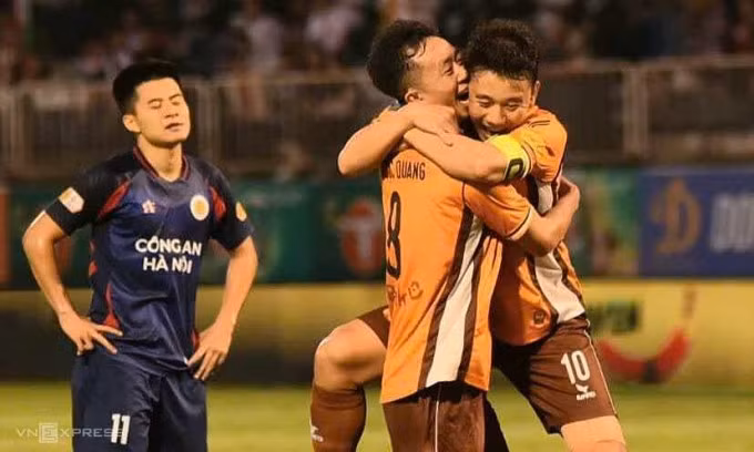 Châu Ngọc Quang chia vui với đội trưởng Minh Vương sau khi ghi bàn giúp HAGL hạ CAHN 1-0 ở vòng 7 V-League 2024-2025 trên sân Pleiku chiều 9/11. Ảnh: Xuân Ngọc