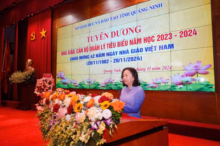 Đồng chí Vi Ngọc Bích, Ủy viên Ban Thường vụ Tỉnh ủy, Phó Chủ tịch Thường trực HĐND tỉnh phát biểu tại buổi lễ.