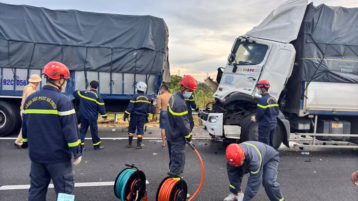 Lực lượng cảnh sát PCCC và CNCH đến hiện trường. Ảnh: Duy Tuấn