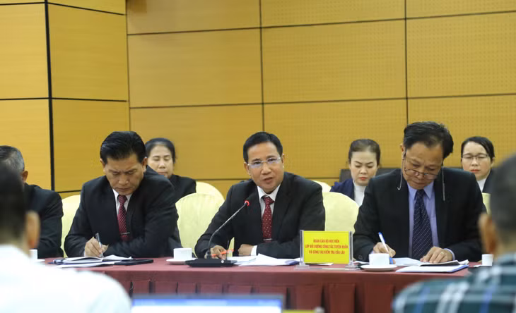 Các học viên Đoàn lớp Bồi dưỡng công tác tuyên huấn và công tác kiểm tra của Đảng Nhân dân Cách mạng Lào trao đổi tại buổi làm việc.