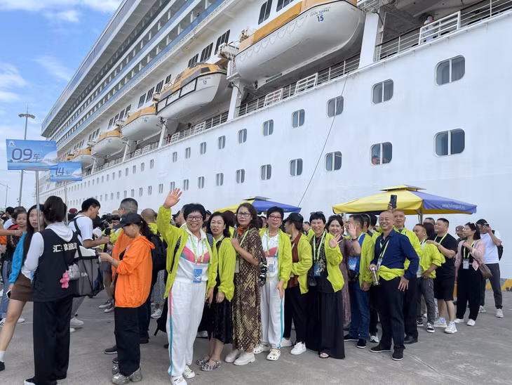 Khách du lịch tàu biển đến Hạ Long.