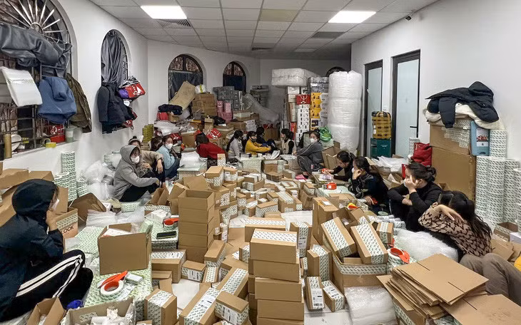 Lực lượng chức năng kiểm tra kho hàng của TikToker Mailystyle.com - Ảnh: Cục QLTT TP Hà Nội