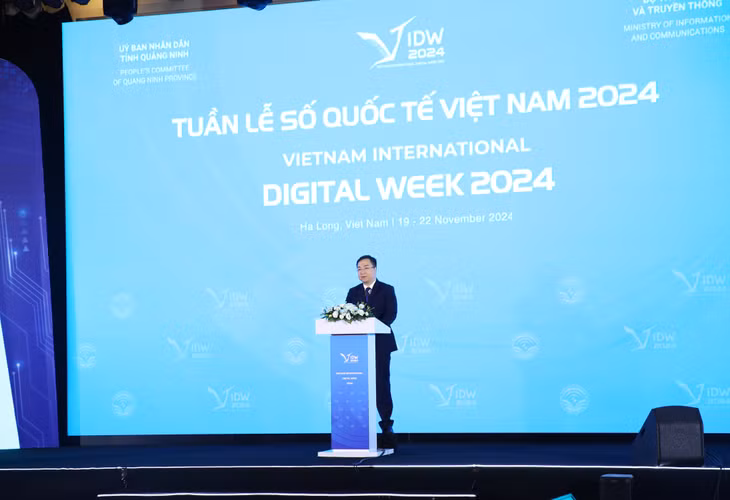Đồng chí Đặng Xuân Phương, Phó Bí thư Tỉnh ủy, Trưởng Đoàn ĐBQH tỉnh phát biểu chào mừng tại hội nghị.