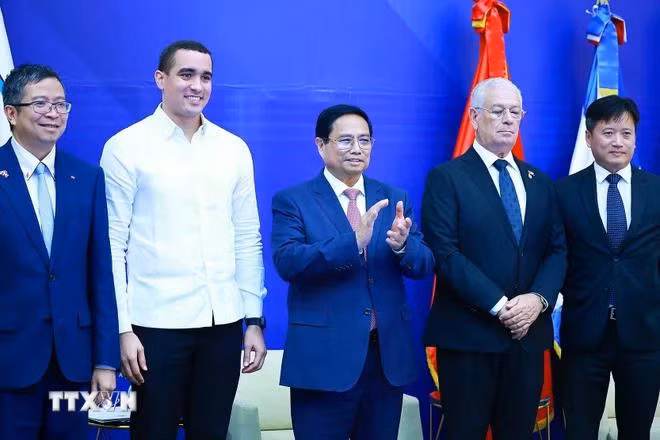 Thủ tướng Phạm Minh Chính với lãnh đạo Học viện Ngoại giao Dominicana. (Ảnh: Dương Giang/TTXVN)