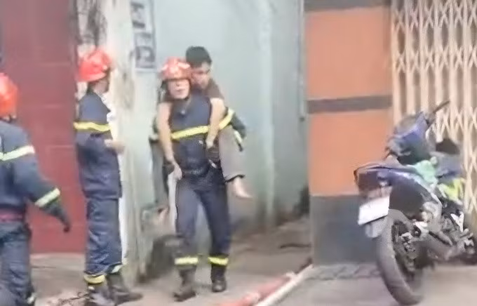 Cảnh sát giải cứu, đưa người mắc kẹt ra ngoài. Ảnh: Minh Bằng