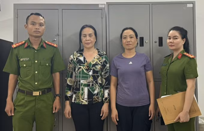 Nguyễn Thị Linh và Lý Thị Ngọc Bích (áo tím) tại cơ quan điều tra. Ảnh: Công an cung cấp