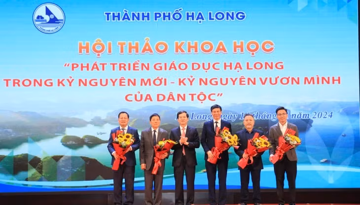 Đồng chí Vũ Quyết Tiến, Bí thư Thành ủy Hạ Long tặng hoa chúc mừng các chuyên gia, nhà khoa học nhân dịp Kỷ niệm 42 năm Ngày Nhà giáo Việt Nam (20/11/1982-20/11/2024).