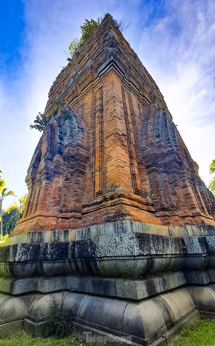 Chân tháp là khối đá (tháp lớn), gạch (tháp nhỏ) được xếp chồng một cách vững chãi; thân tháp khối vuông và đỉnh tháp mặt cong được tạo thành bởi gạch nung xếp khít chặt. Ảnh: Trương Định.
