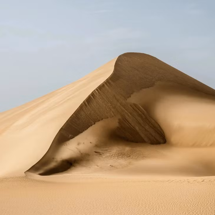 Trong sa mạc rộng lớn của Ai Cập tồn tại cồn cát Siwa Oasis, nơi sinh sống của 35.000 cư dân. Hàng năm, Siwa Oasis hút đông đảo khách du lịch đến trải nghiệm các trò chơi thú vị như cưỡi lạc đà, trượt cát, khám phá di tích cổ và hồ nước mặn. Ảnh: M'Hammed Kilito.