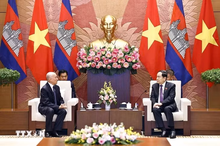 Chủ tịch Quốc hội Trần Thanh Mẫn tiếp kiến Quốc vương Campuchia Norodom Sihamoni. (Ảnh: Doãn Tấn/TTXVN)