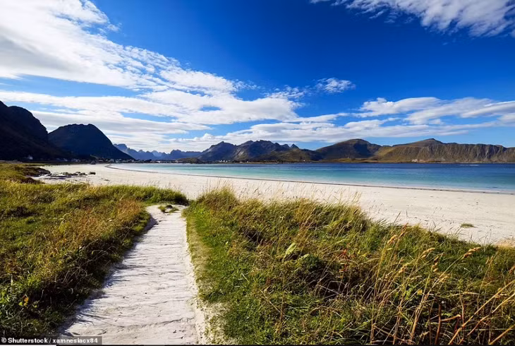 Bãi biển Ramberg là một viên ngọc thực sự ở quần đảo Lofoten. Gần đó có nhiều đường mòn để thực hiện chuyến đi bộ đường dài.