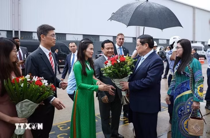 Cán bộ, nhân viên Đại sứ quán Việt Nam tại Brazil đón Thủ tướng Phạm Minh Chính và Phu nhân. (Ảnh: Dương Giang/TTXVN)