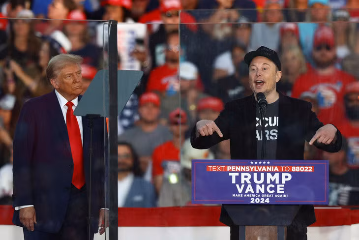 Tỉ phú Elon Musk phát biểu tại cuộc vận động của ông Donald Trump ngày 5-10 ở Pennsylvania - Ảnh: REUTERS