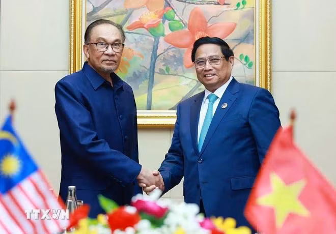 Thủ tướng Phạm Minh Chính gặp Thủ tướng Malaysia Anwar Ibrahim trong chuyến tham dự Hội nghị Cấp cao ASEAN lần thứ 44, 45 và các hội nghị cấp cao liên quan tại Vientiane (Lào). (Ảnh: Dương Giang/TTXVN)