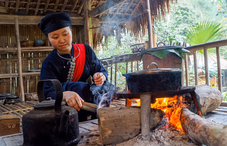 Trên ảnh, một người dân làng Thái Hải đang nấu ăn bằng bếp củi truyền thống. Ảnh: Thaihai