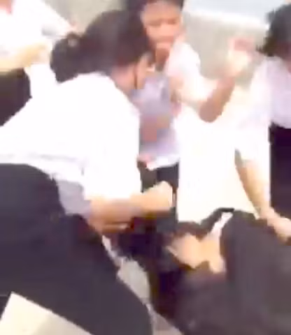 Cảnh em M. bị đánh.