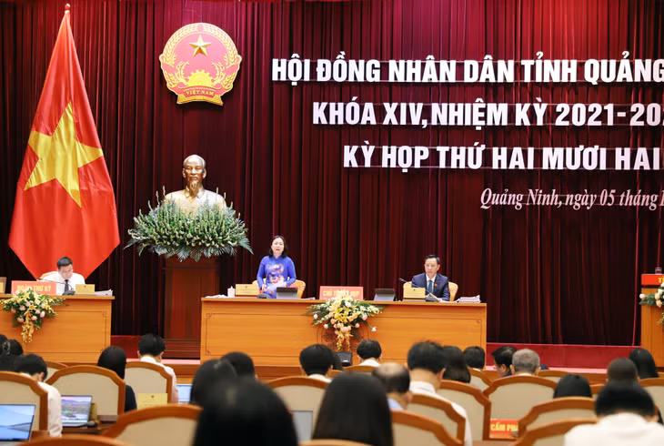 Phó Chủ tịch Thường trực HĐND tỉnh Vi Ngọc Bích điều hành kỳ họp.
