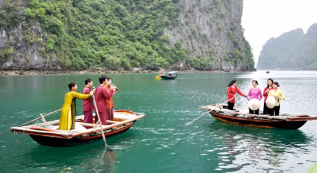 Trình diễn hát giao duyên trên thuyền ở làng chài Cửa Vạn trên Vịnh Hạ Long. Ảnh: Thu Hương