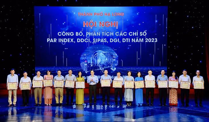 Đồng chí Vũ Quyết Tiến, Bí thư Thành ủy Hạ Long trao Giấy khen cho các tập thể có thành tích xuất sắc trong tham mưu, phối hợp thực hiện cải thiện các chỉ số của thành phố năm 2023.