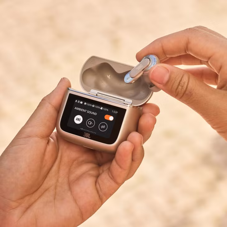 Hộp sạc của JBL Tour Pro 3 có nhiều tính năng nhưng vẫn bị cho còn khá cồng kềnh. Ảnh: JBL