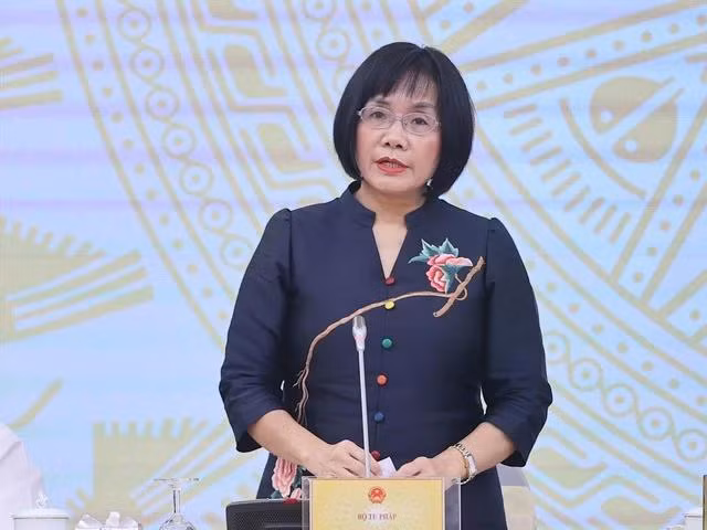 Thứ trưởng Bộ Tư pháp Đặng Hoàng Oanh trả lời câu hỏi của báo chí về nâng cao chất lượng xây dựng pháp luật. (Ảnh: PV/Vietnam+)