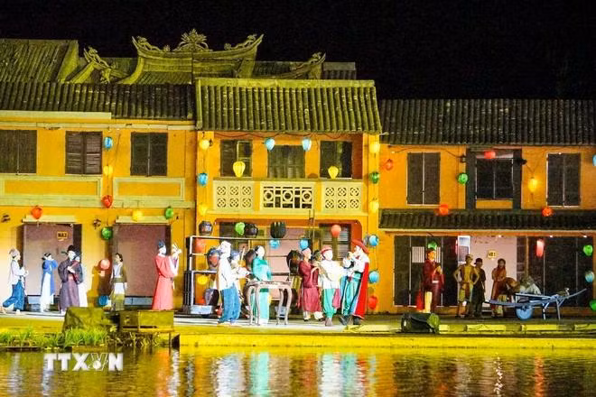 Tái hiện cảnh họp chợ bên bến cảng Faifo năm xưa, nơi các nền văn hóa Việt, Nhật, Trung, Ấn ... cùng hòa quyện và thăng hoa phát triển, làm nên thương cảng sầm uất thế kỷ 16-19 tại Hội An. (Ảnh: Khánh Hoà/TTXVN)