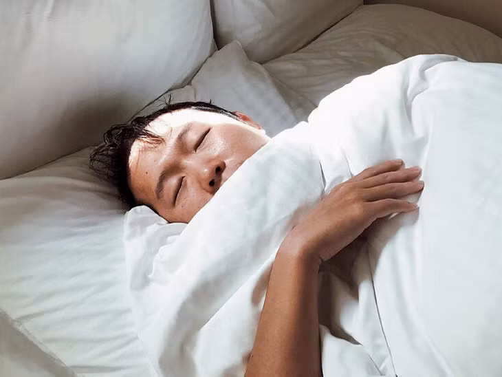 Tư thế ngủ tốt nhất ở bệnh nhân bị huyết khối tĩnh mạch não là nằm ngửa với gối cao 5 cm (Ảnh: ST)
