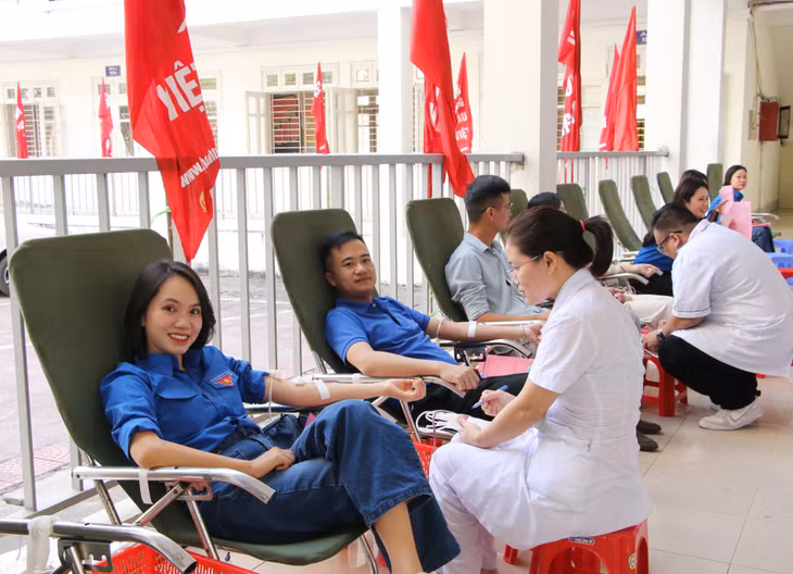 Đông đảo đoàn viên thanh niên tham gia hiến máu tình nguyện.