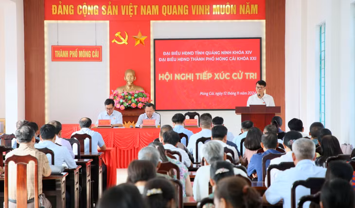 Đại diện lãnh đạo TP Móng Cái trực tiếp giải đáp một số ý kiến, kiến nghị thuộc thẩm quyền ngay tại buổi tiếp xúc cử tri.